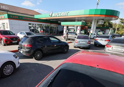 Cozi lungi și pompe goale. Criza benzinei și motorinei din Rusia, în imagini