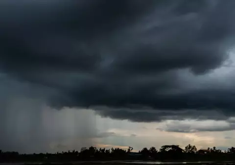 Cod roșu de ploi torențiale în estul țării, de marți noapte. Alertă meteo de vreme severă în România până joi dimineață