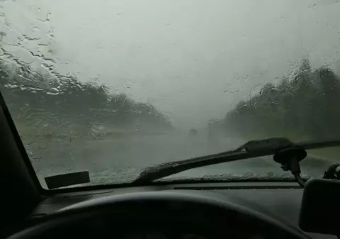 Cum să conduci în siguranță în timpul codului roșu de ploi torențiale: recomandări de la Brigada Rutieră