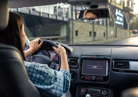 Șoferii cu permis de categoria B vor putea conduce mașini de peste 3,5 t. O nouă directivă europeană prevede schimbări importante