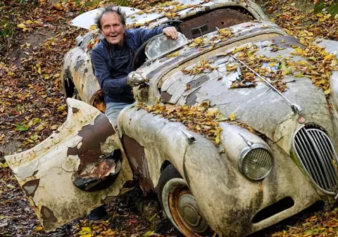 A cumpărat și a lăsat 50 de mașini de colecție din 1950 să ruginească într-o pădure din Germania. Ce mesaj a vrut să transmită bărbatul