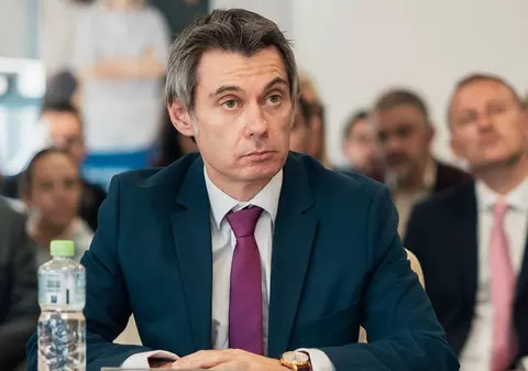 Un consilier ales pe listele USR din Deva, acuzat că a bătut 4 copii într-o excursie: „Pe un băiat l-a strâns de gât”