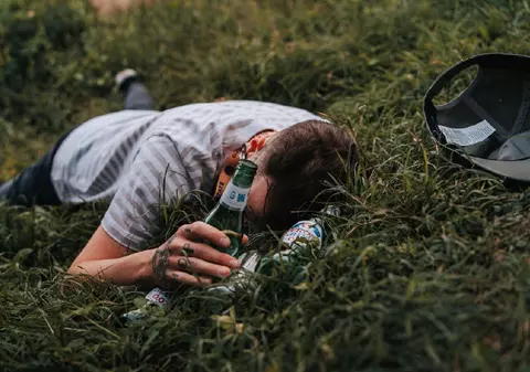 Cei doi bărbați din Brașov, găsiți inconștienți într-o curte ar fi băut metanol. Una dintre victime a murit