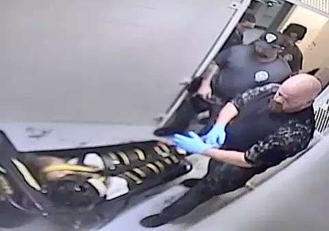 Serviciul de imigrări din SUA leagă suspecții „ca pe cadavre” în costume cu cătușe la mâini și picioare: „Nici animalele nu sunt legate așa”