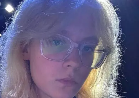 „Lăsați-l pe bătrân să tremure de frică”. Artistă de 18 ani, arestată după ce a cântat o melodie anti-Putin în Sankt Petersburg și momentul a devenit viral