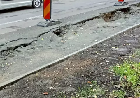 Un drum din Galați, proaspăt asfaltat, s-a surpat sub o mașină: „Este a patra oară când au reparat”