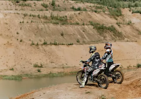 Echipamente moto și vehicule la super prețuri: Cum să te pregătești pentru aventurile din 2026 cu reducerile de Black Friday de la Nordica Moto?