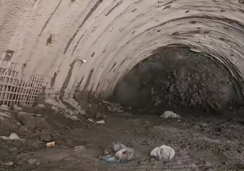 Explozii zilnice pentru săparea tunelului Robești pe Valea Oltului: a început dinamitarea celui mai dificil tronson de pe A1