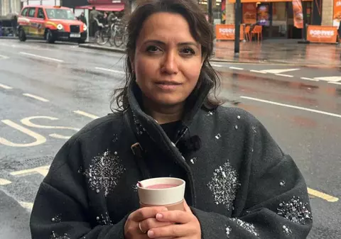 O femeie a fost amendată pentru că a turnat restul de cafea într-o canalizare, ca să nu se urce cu ea în autobuz, în Londra