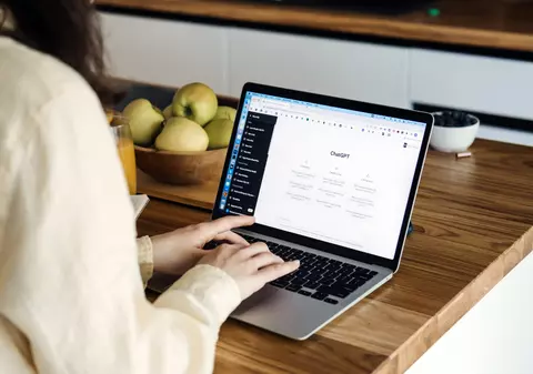 „Am lăsat ChatGPT să decidă”: o femeie s-a mutat din țară după ce a cerut sfatul inteligenței artificiale