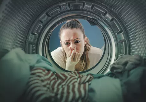 De ce miroase urât în mașina de spălat și cum o cureți corect