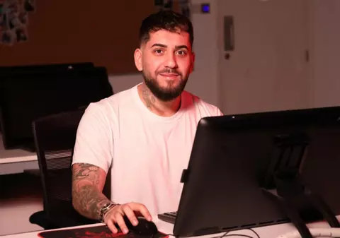 Imagini din apartamentul în care Fulgy locuiește în Dubai. Fiul Vioricăi de la Clejani are succes în Emirate