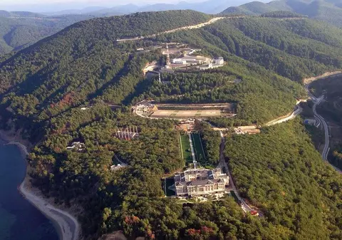 Ucrainenii îl „felicită” pe Vladimir Putin, care își aniversează ziua de naștere, cu atacuri masive cu drone, inclusiv în Siberia. Restricții de zbor lângă palatul secret al liderului rus