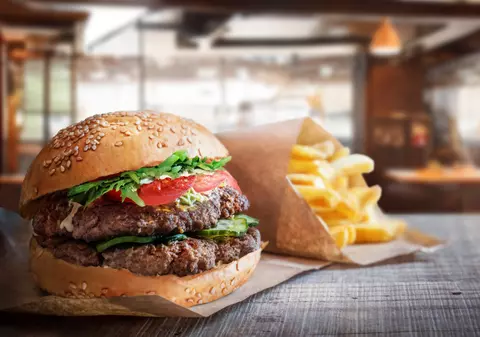 Cel mai scump hamburger din lume costă peste 9.000 de euro: cine poate gusta și ce reguli stricte trebuie respectate