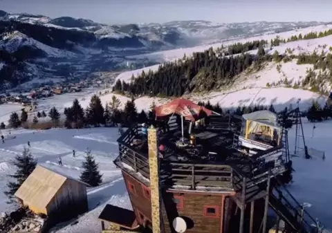 Cât costă să petreci sărbătorile de iarnă în Harghita. Turiștii sunt așteptați cu mese tradiționale, SPA și pârtii de ski