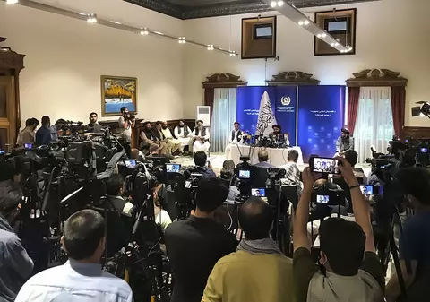 Ministru taliban, înconjurat de jurnaliste la conferința de presă din India, după ce a încercat să scape de ele