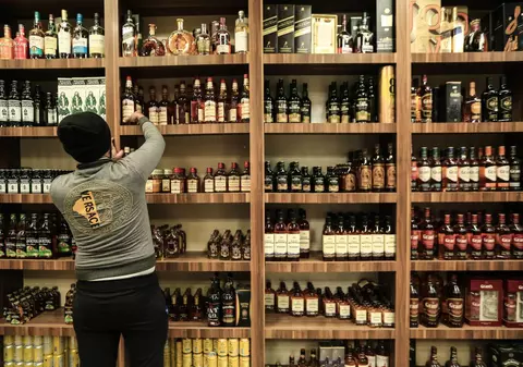 Avertisment pentru turiști: nu beți alcool în aceste locații! Lista țărilor considerate periculoase pentru că folosesc alcool ieftin