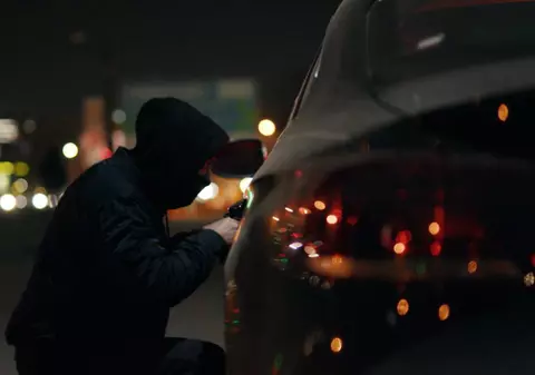 Patru tineri au reușit să fure, într-o singură noapte, geamurile oglinzilor retrovizoare de la 28 de mașini parcate în sectorul 5