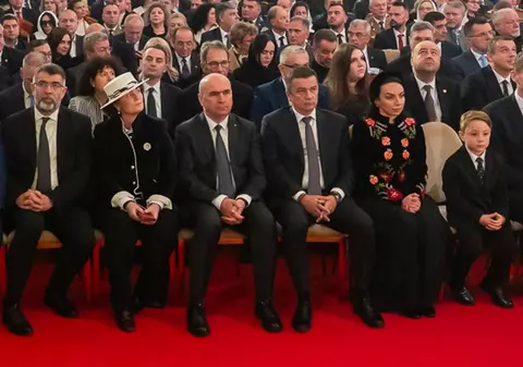 Ilie Bolojan și Sorin Grindeanu s-au ignorat reciproc în Catedrala Mântuirii Neamului după scandalurile din coaliție. Au fost așezați unul lângă altul