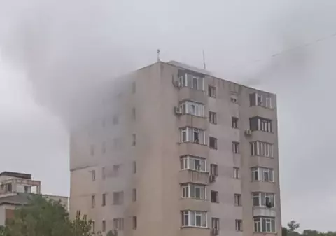 Incendiu în Iași la un apartament dintr-un bloc de zece etaje. Patru oameni au fost duși la spital cu simptome de intoxicaţie cu fum 