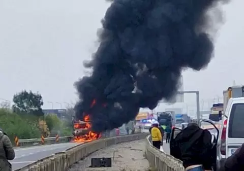 Trafic blocat pe Autostrada A1, la Ciorogârla, după un incendiu la un TIR încărcat cu parchet
