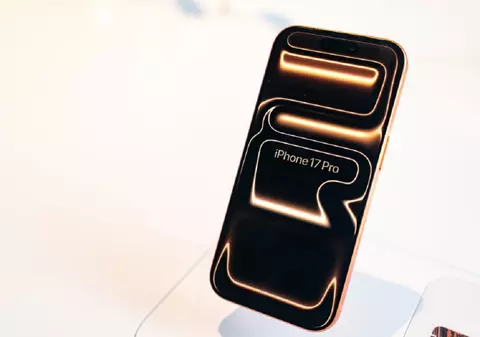 Apple a lansat iOS 26.1 pentru iPhone, update-ul care îi va bucura pe utilizatorii care nu sunt fani Liquid Glass. Lista completă a problemelor rezolvate