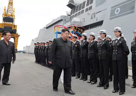 Kim Jong-un a inspectat noua sa navă de război, un distrugător de 5.000 de tone echipat cu rachete nucleare