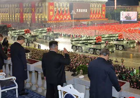 Kim Jong-un prezintă o nouă armă hipersonică și un ICBM modernizat la parada de la Phenian