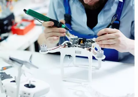 Dronă stricată: o repari sau cumperi una nouă?
