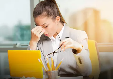 Stresul îți poate distruge zâmbetul? 7 conexiuni ascunse dintre psihic și sănătatea dentară