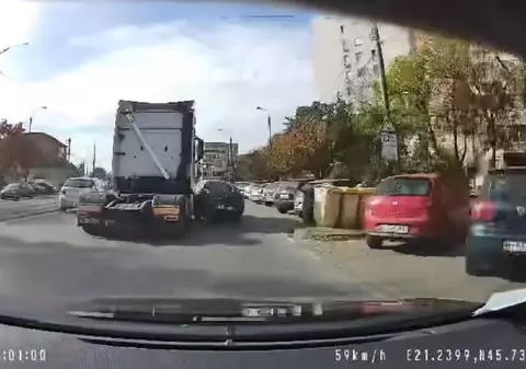 Momentul în care un TIR agață o mașină și o târăște zeci de metri pe șosea, în Timișoara