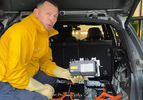 Un mecanic auto român a arătat ce se întâmplă cu bateria unei mașini plug-in hybrid după 10 ani și peste 100.000 de km parcurși
