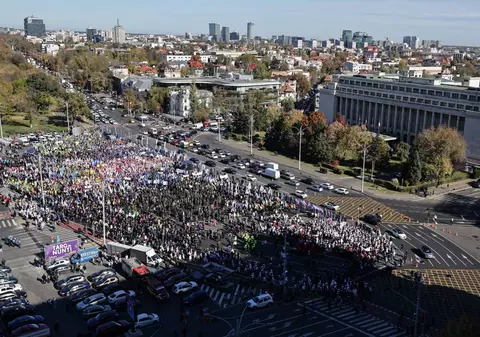 Mii de oameni au protestat în Piața Victoriei  pentru creşterea salariului minim şi a pensiilor. Sloganurile politice, interzise