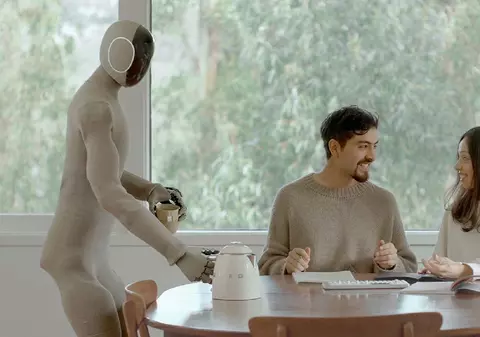 Cum funcționează Neo, primul robot menajeră din lume. Va costa 20.000 de dolari și un angajat al firmei 1X va sta cu ochii pe tine