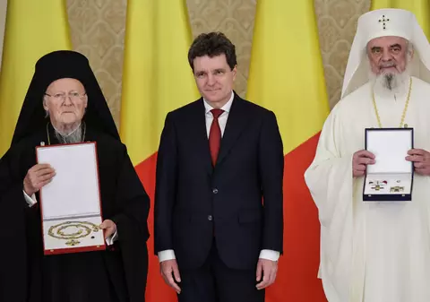 Bartolomeu I, decorat de Nicușor Dan după sfințirea Catedralei Neamului: „România trăieşte un moment istoric”