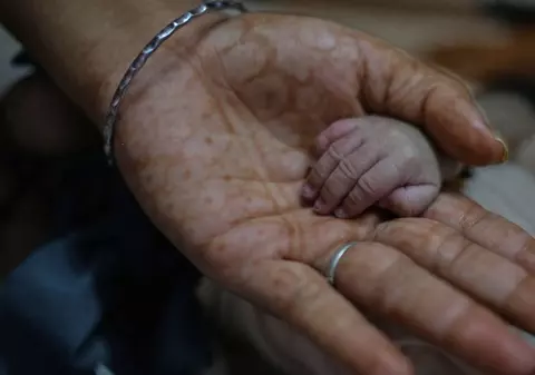 O fetiță de 15 zile a fost găsită îngropată de vie: „Am crezut că e o păpușă”. Micuța a primit numele „Înger”