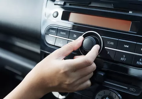 Bărbat acuzat că ar fi lovit o femeie în Cluj: „Stăteați precum cocalarele pe marginea drumului, în mașină, cu manelele în blană”