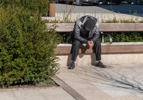 Un tânăr din China a renunțat la stilul de viață de lux pentru a trăi pe străzi cu doar 14 dolari pe lună