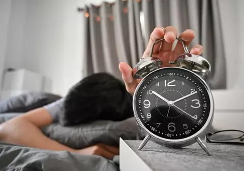 Cum să te adaptezi mai ușor la trecerea la ora de iarnă 2025