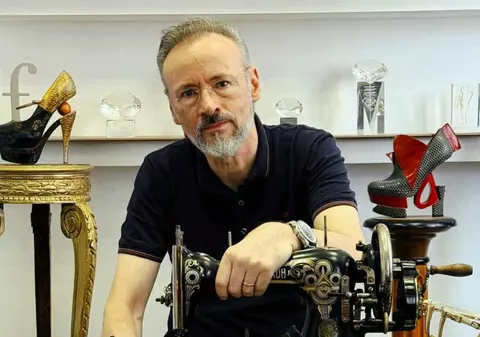 Cât costă sandalele și pantofii creați de Mihai Albu. Designerul se laudă cu prețuri accesibile: „Am cliente peste tot în lume”