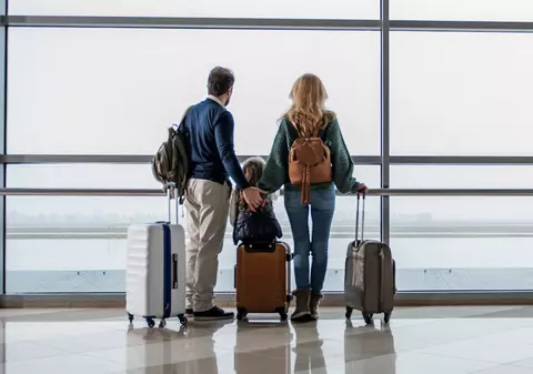 Sfaturile unei însoțitoare de zbor pentru părinții care călătoresc cu cei mici: „Vorbiți-le despre ce urmează să se întâmple”