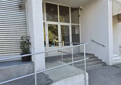 Un curier a văzut o tânără căzând de la fereastra unui bloc și a fugit să o prindă, apoi s-au trezit într-o baltă de sânge: „Ea nu a scos niciun sunet”