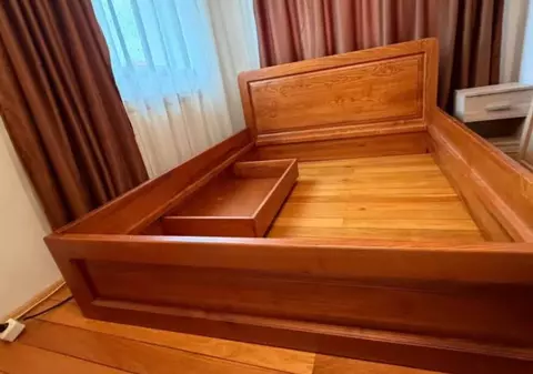 Val de glume și ironii în mediul online, după ce ANAF a scos la licitație un pat din lemn: „Urmează hârtia igienică și veioza de pe noptieră?”