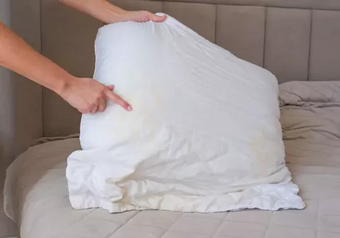 Pete galbene pe pernă, motiv de îngrijorare? Un microbiolog german spune când și cum trebuie spălate pernele