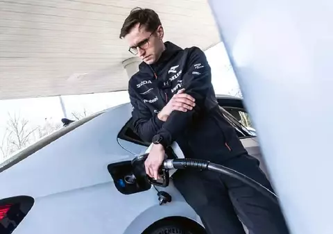 Un pilot a condus o mașină de serie 2.813 kilometri cu un singur plin de combustibil