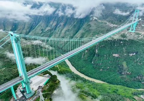 Mărturiile oamenilor care au traversat cel mai înalt pod din lume: „Să stai pe el îți taie respirația”