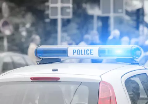 Poliţist acuzat că s-a oprit la un bancomat şi la o pizzerie în loc să investigheze o dublă crimă
