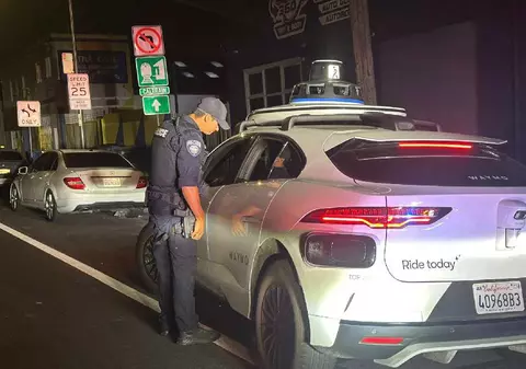 Polițiști puși în dificultate de o mașină fără șofer: „Registrele noastre de amenzi nu au o căsuță pentru «robot»”