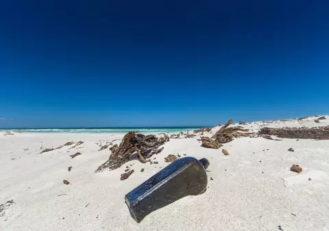 O sticlă cu mesaje de la soldați din Primul Război Mondial a fost găsită pe o plajă din Australia: „Aștepta să fie ridicată”