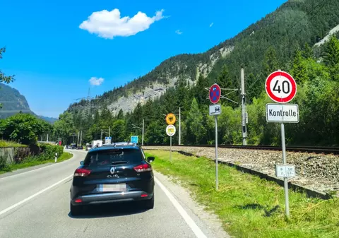 Un șofer a depășit cu 8 km/h limita de viteză, nu a plătit amenda, iar acum șeful lui poate ajunge la închisoare